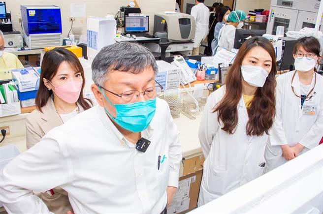 台北市政府發言人陳智菡（左一）22日炮轟蔡英文總統「暗崁」重要防疫資訊，被不公平對待、被拋下的不是台北市長柯文哲或新北市長侯友宜，而是數百萬的台灣人民。（台北市政府提供／張立勳台北傳真）