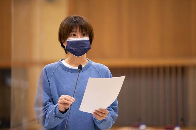 中央将放宽快筛阳视同确诊。对此，新北市议员江怡臻表示，新北市早在本月1日就呼吁中央启动，但中央始终捂住耳朵不愿倾听地方声音，所幸指挥中心最终决定改变做法，还新北市长侯友宜一个公道。（江怡臻提供）