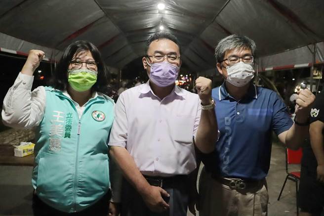 黄敏修欣然接受结果，立委王美惠、王美惠服务处主任徐文志等支持者也为他加油打气。（吕妍庭摄）
