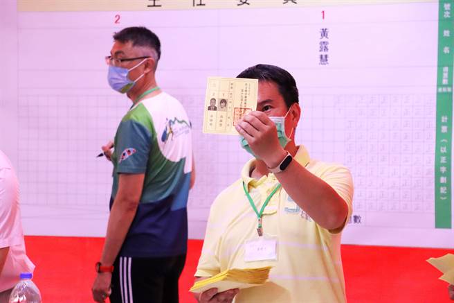 嘉义市主委部分共有3262人投票，开了近3小时才揭晓结果。（吕妍庭摄）