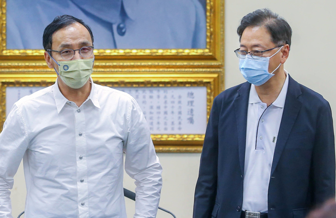 行政院前院长张善政（右）、国民党党主席朱立伦（左）。（资料照／粘耿豪摄）