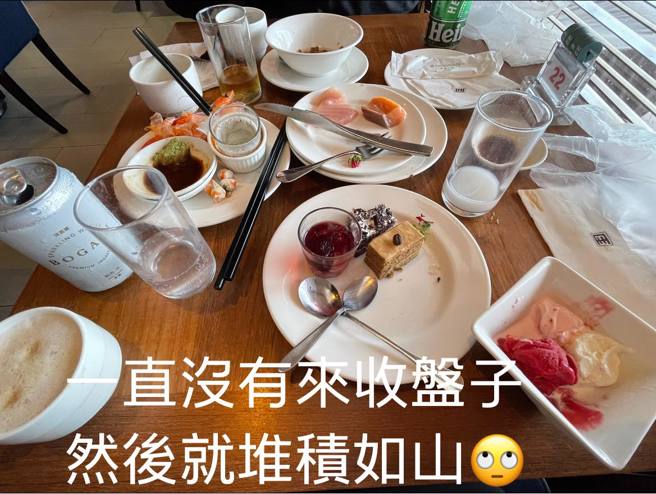 正妹也抱怨服務人員都不來收盤子。（翻攝自臉書爆怨公社）★中時新聞網關心您：喝酒過量，有礙健康！
★中時新聞網提醒您：酒後不開車，安全有保障！