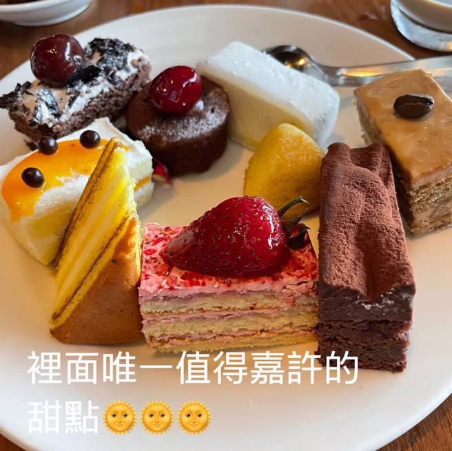 雖然用餐品質經驗不好，但正妹還是稱讚該店甜點還不錯。（翻攝自臉書爆怨公社）