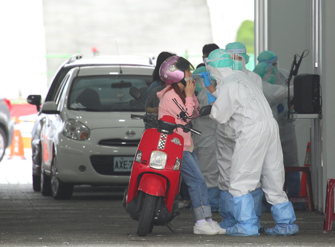 民眾到中正纪念堂车来速筛检站排队等待PCR採检。（张铠乙摄）