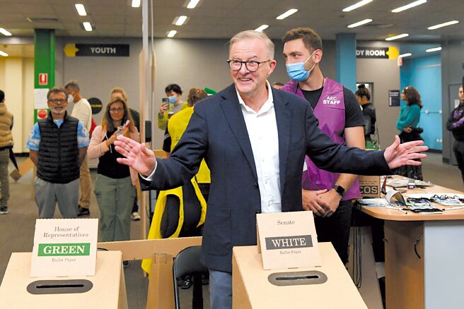 工党党魁艾班尼斯