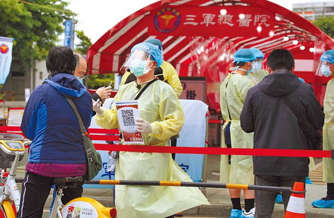 因应新冠肺炎本土疫情严峻，蔡英文总统指示在台北松山机场设立三合一大型筛检站，而台北市长柯文哲则批评，不要瞎指挥造成地方困扰。（张铠乙摄）