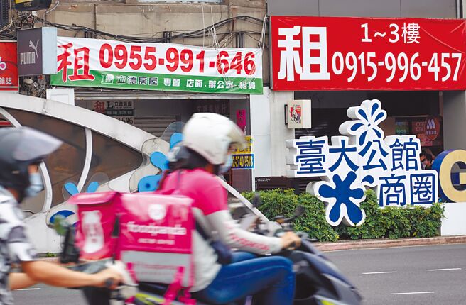 受疫情延烧，不少人转做美食外送服务谋生，北市台大公馆圈不少精华店面亦挂出招租广告。（姚志平摄）