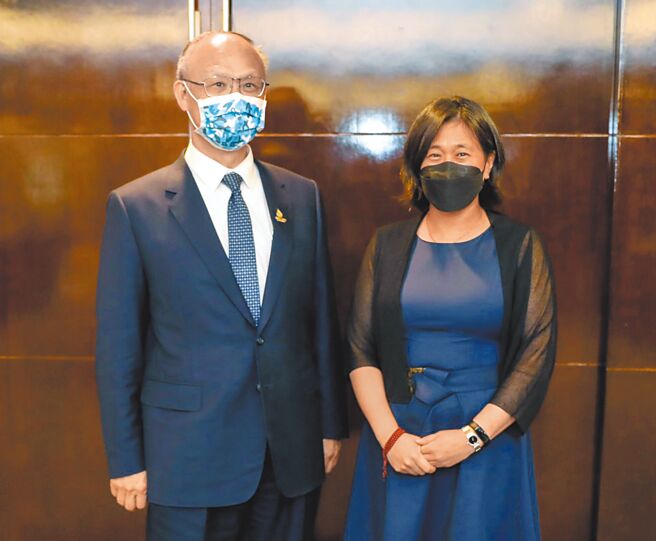行政院政務委員鄧振中（左）20日在泰國曼谷與美國貿易代表戴琪（右）會晤。（摘自美國貿易代表署發言人推特）