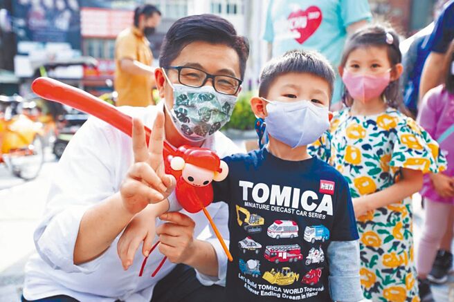 郑宏辉（左）主张兴建两条竹科高架桥，缓解园区尖峰时段车潮。（郑宏辉提供／邱立雅竹市传真）