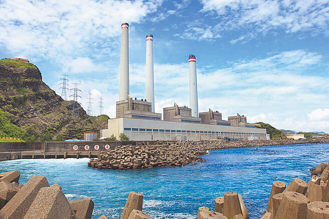 由於協和電廠4部燃油機組老舊，台電計畫2025年將協和「燃油」電廠改建為「燃氣」電廠，並新設2部燃氣機組。（台電提供）