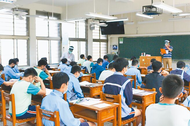 教育部今天晚间统计，国中会考共有295件违规，多数是轻微的提早翻阅试卷、携带非应试物品。（教育部提供／林志成台北传真）