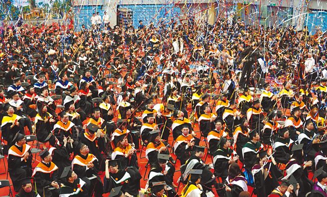 台湾大学21日举行毕业典礼，仪式结束后空中喷撒彩带为毕业生祝福。（姚志平摄）