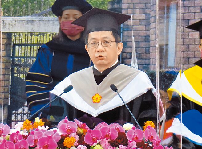 台大校长管中闵为毕业生朗诵诗歌。（姚志平摄）