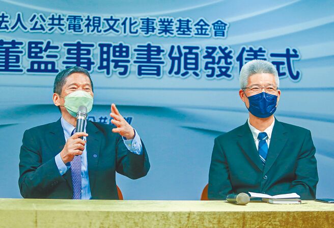 公视昨日举行第7届董监预备会议，由胡元辉（右）接任董事长，并有意兼任华视董事长，但当晚公视新闻就以出包「当贺礼」。（本报资料照片）