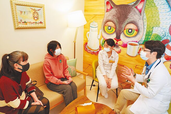 适当治疗可使癌症疼痛病获得有效控制。图为新北土城医院邀艺术家彩绘化疗空间，启用癌症资源中心，安排医护与病患沟通。（新北市土城医院提供／蔡雯如新北传真）