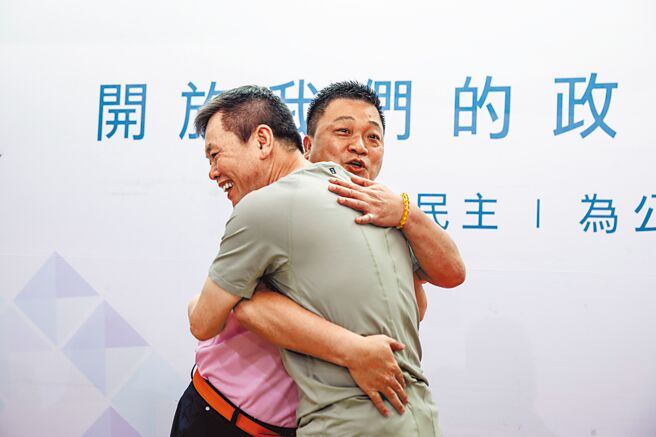 林为洲（右）竹北市长初选民调险胜竹北市代会主席林启贤（左），2人握手后拥抱。（罗浚滨摄）