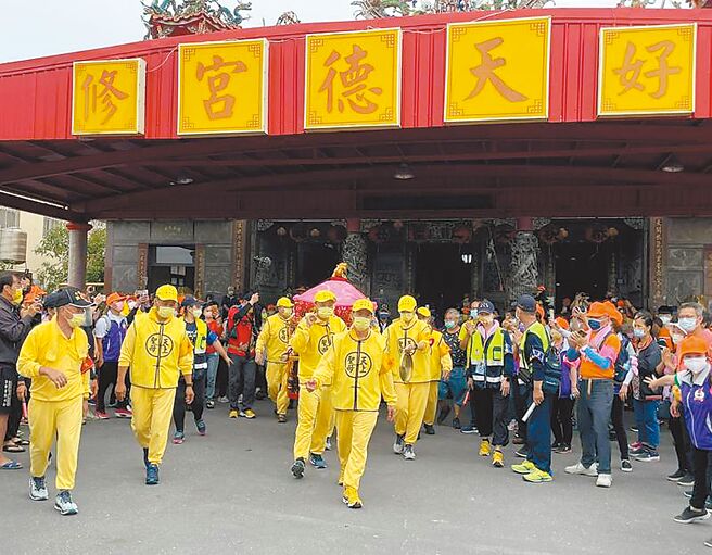 埔鹽鄉長許文萍日前就曾夢到神轎從家裡扛出，如今媽祖停駕在其夫婿擔任主委20年的天德宮，才讓她恍然大悟。（許文萍提供／吳建輝彰化傳真）