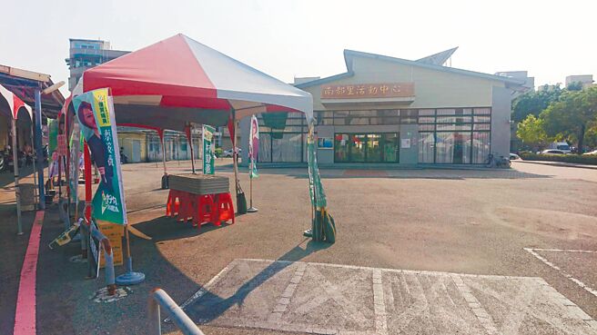 民進黨黨職選舉，投開票所前掛滿各派系政治人物旗幟。（程炳璋攝）