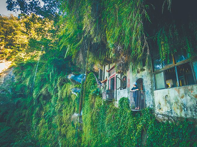 从捷运松山新店线与环状线交会的大坪林站，再转乘公车，可至灵气十足的秘境「银河洞」。（新北市观旅局提供／陈慰慈新北传真）