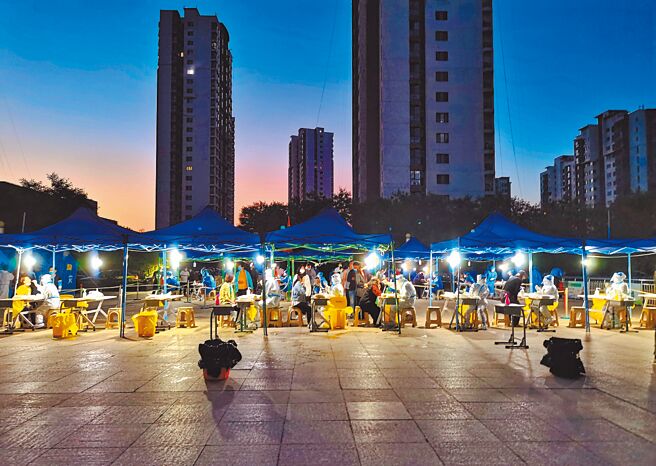 随着疫情形势出现变化，天津连夜开展全员核酸检测。（新华社）