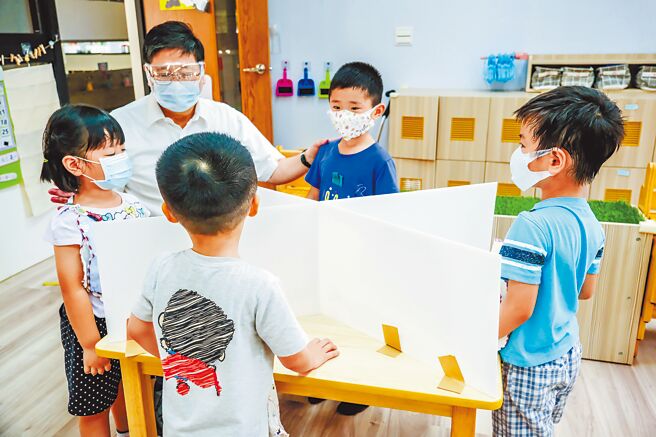 新竹县府重新修订「新竹县公共化教保服务机构办理延长照顾服务实施要点」，7月1日起降低开办课后照顾班人数门槛。（罗浚滨摄）