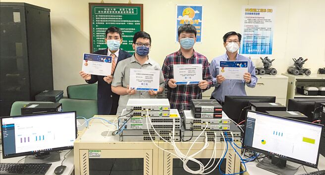 健行科大在第15届全国华佗杯网路解疑技能竞赛获得好成绩，左起为电资学院院长鲁大德、资工系学生陈逸仙与陈楷中、讲师张木盛。（健行科大提供／蔡明亘桃园传真）