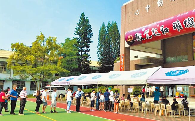 南投縣政府21日在南投、草屯、埔里、竹山4個鄉市鎮開設假日接種站，「打」氣踴躍。（南投縣政府提供／盧金足南投傳真）