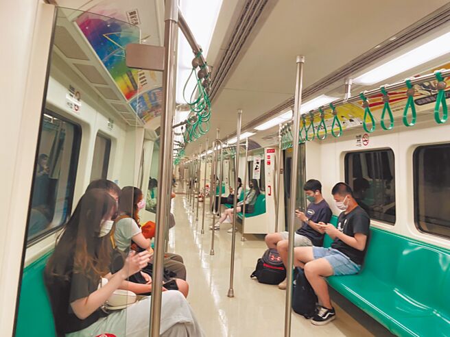 高雄捷運受到疫情影響，今年5月份日平均運量僅約8萬人次，是今年低點。（洪靖宜攝）
