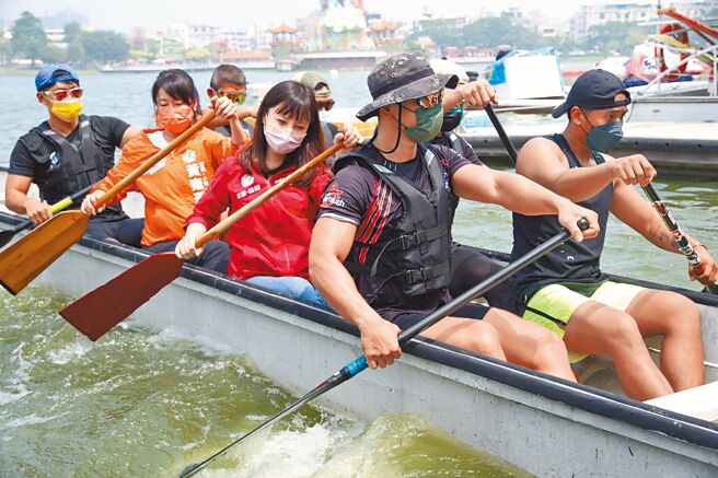 高雄「蓮池潭水域運動中心」21日上午揭牌，議員們在模擬舟上體驗操槳樂趣。（高市運發局提供／袁庭堯高雄傳真）