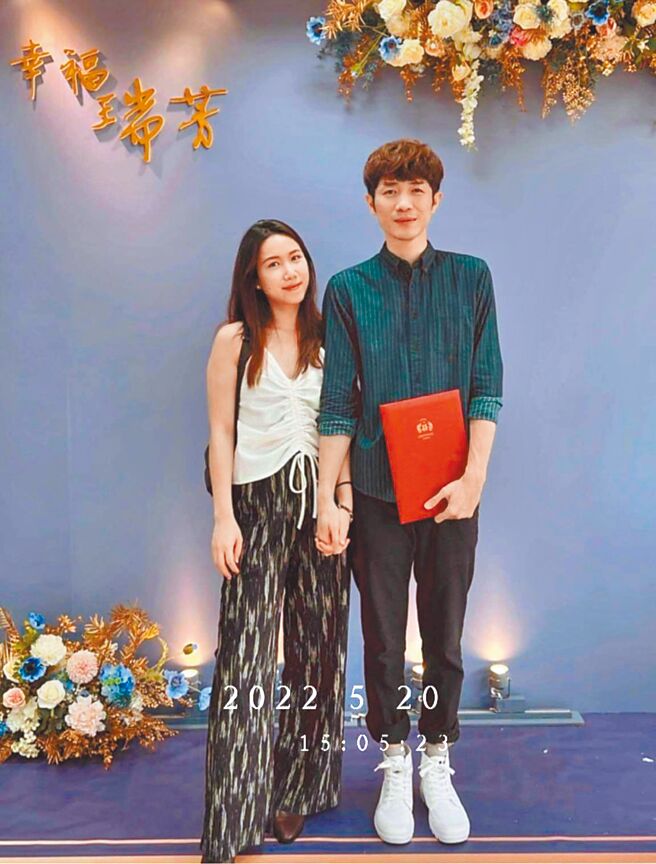 萧闳仁（右）特地挑选在「520」与女友登记结婚，大方放闪。（萧闳仁提供）