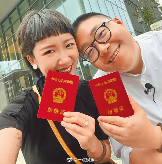 郝劭文（右）与新婚妻林寧瑞开心秀出结婚证。（摘自一点娱乐微博）