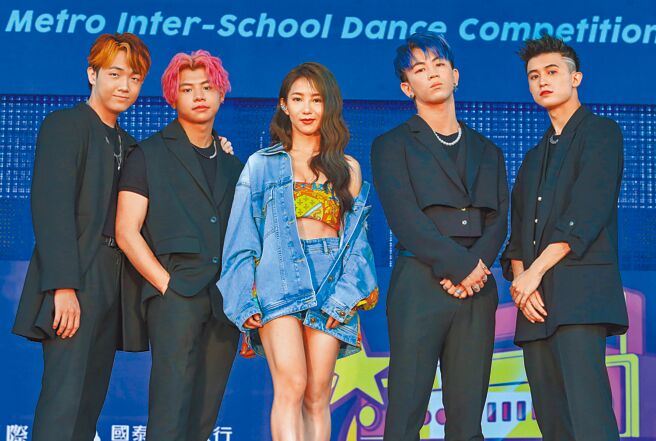 郭書瑤（中）、男團「B.T.O.D」昨出席活動開幕記者會，鼓勵大家努力追夢。（粘耿豪攝）