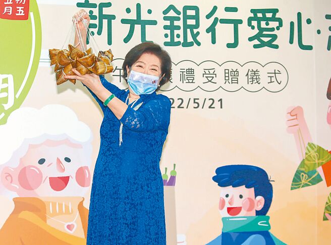 陈淑芳昨出席公益活动，包粽子关怀独居长者。（粘耿豪摄）
