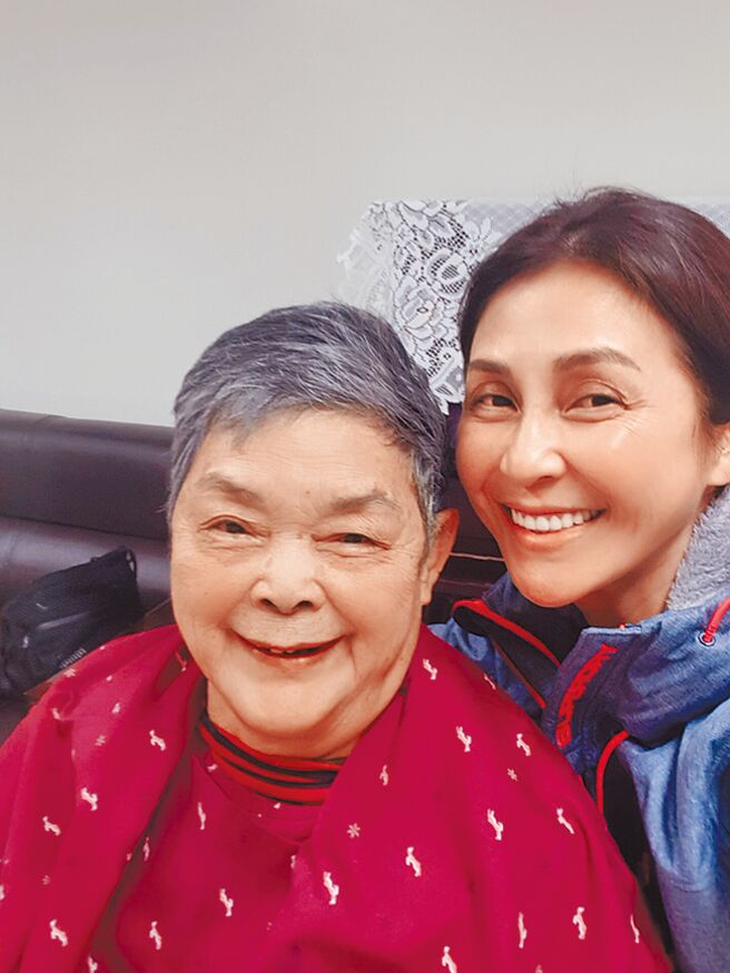 梁佑南（右）透露妈妈渐渐不记得她，令她相当难过。（摘自脸书）