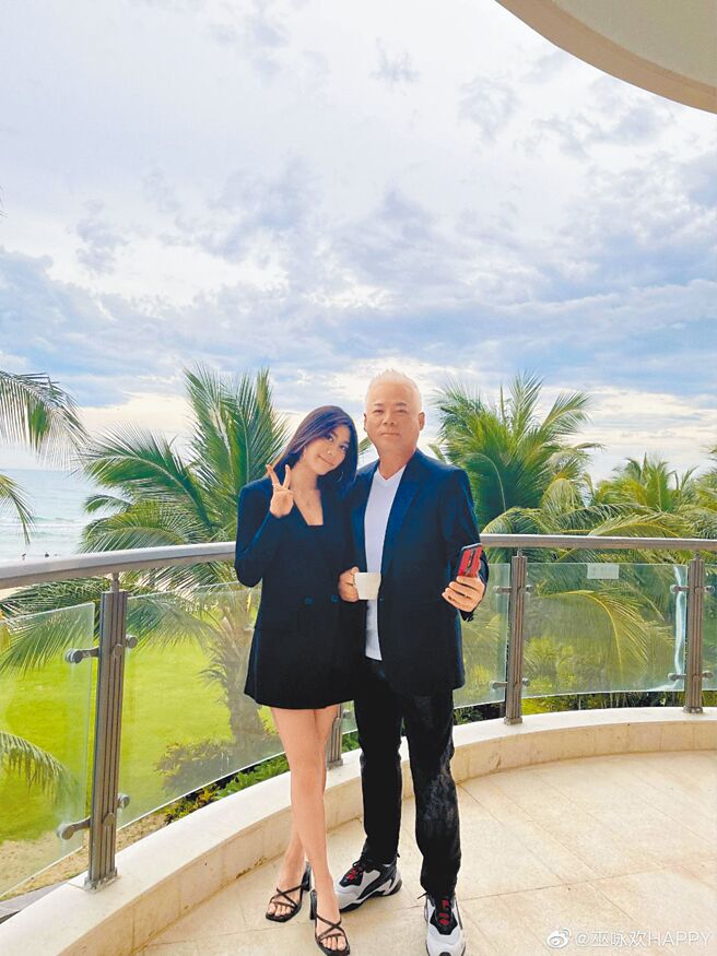 巫啟賢（右）在上海設立製作公司為女兒巫詠歡出道鋪路。（摘自巫詠歡微博）