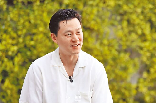 李瑞镇以「经纪人」身分与尹汝贞一同赴美。（爱奇艺国际站提供）