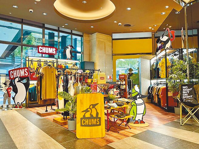 CHUMS快闪店即日起在信义区新光三越A11登场，经典品牌色系结合木质店装设计更显夏日风情。（GO WILD野聚户外提供）