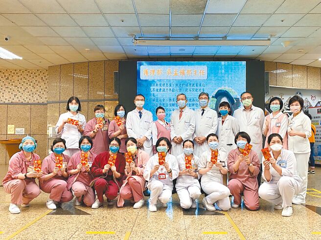 111年5月12日护师节大合照。（臺北市立联合医院提供）
