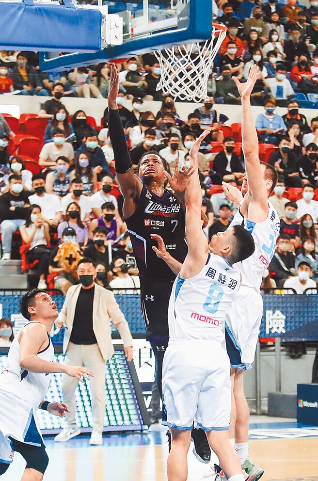 新竹街口攻城狮队法狮（中）强攻台北富邦勇士禁区取分。（中央社）