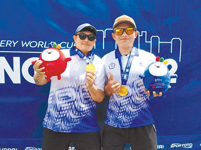 台湾射箭好手黄逸柔（左）、陈界纶在南韩光州射下世界杯复合弓混双金牌。（中华射箭协会提供）