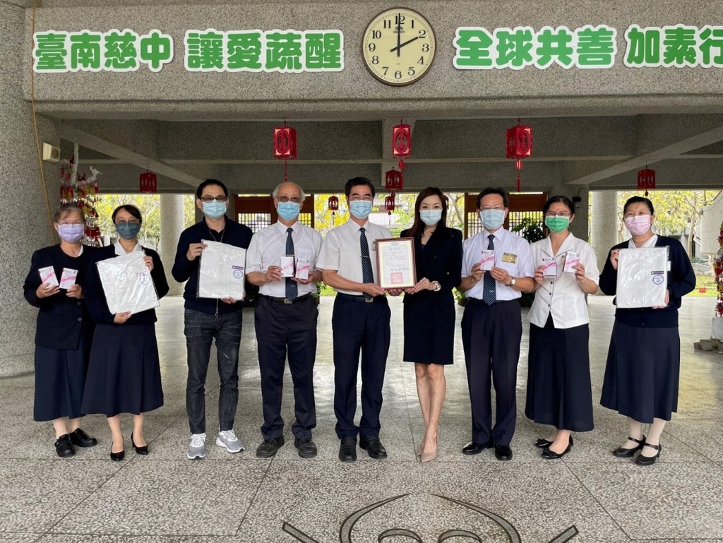 愛爾麗集團執行長劉怡萱(右四)代表，為台南私立慈濟高中捐贈防疫物資。(圖／愛爾麗集團提供)