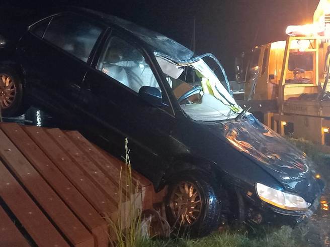 落海車輛拉上岸後，前方擋風玻璃碎裂，駕駛車窗打開，詳細原因待相關單位釐清中。（民眾提供／吳佩蓉宜蘭傳真）