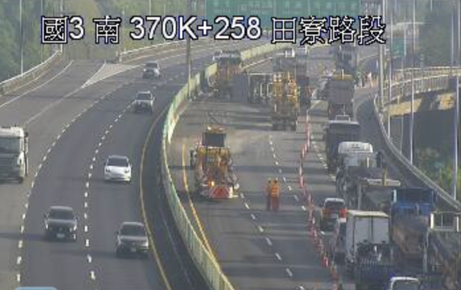 国道3号田寮段23日清晨5时许发生砂石车翻覆，警消在现场排除车祸。（翻摄自高公局）