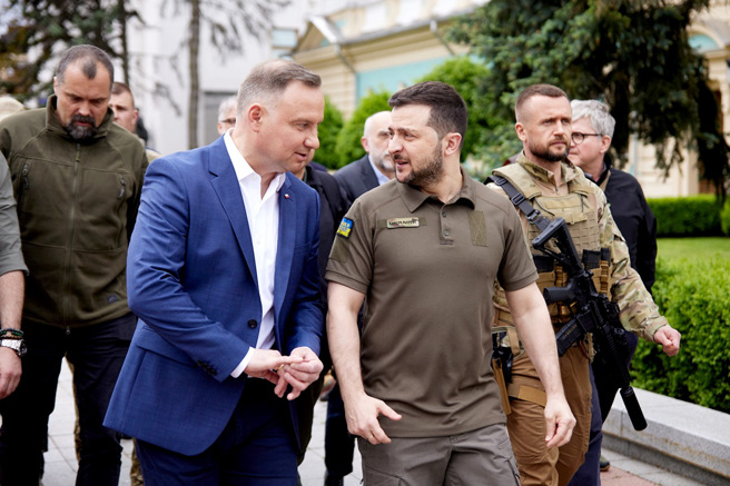 烏克蘭重申不會割讓領土給俄羅斯，波蘭總統杜達（Andrzej Duda，圖中左）22日訪問基輔時表示支持。（圖／路透社、烏克蘭總統府提供）