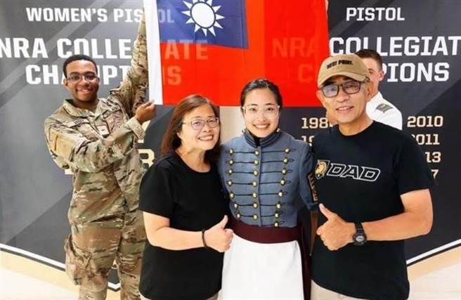 我第3位就读西点的女军校生胡家琪（中），昨天毕业。摘自青年日报