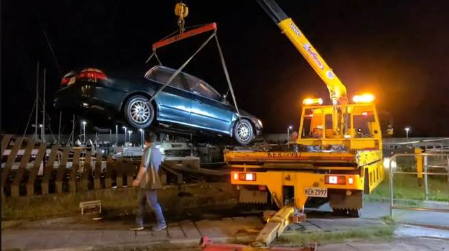 消防局于22日晚间11时许进行吊挂作业，11时15分从车内救出杨男，已无生命迹象，送往礁溪杏和医院抢救，于22日晚间12时19分宣告不治死亡。（民眾提供／吴佩蓉宜兰传真）