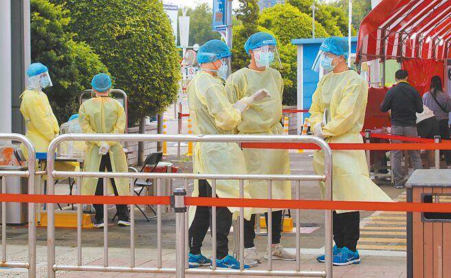 疫情指揮中心要求放寬專責病房護理人力，引發基層醫護反彈。（示意圖／本報資料照片）