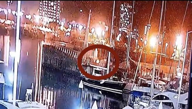 杨男车子开往乌石港码头，直直往海里衝。（民眾提供／吴佩蓉宜兰传真）