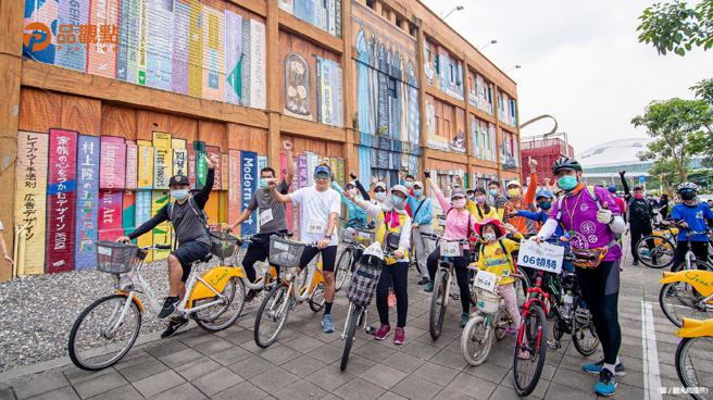 为提供民眾更舒适骑乘环境，高市府规划「大高雄自行车道网」，依地景、区域精选多条路线，总长度超过1000公里，让民眾依喜好挑选。
已有1年车龄的林先生表示，他最初是从参加观光局举办的乘风而骑活动开始接触单车活动，现在除了平时会沿着爱河自行道或新开辟的绿园道骑车运动外，偶尔也会至郊区骑车，大力称讚高雄拥有许多完善的自行车道，很适合全家大小一起运动。
(观光局提供)