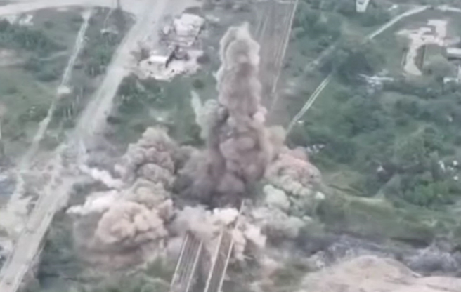 烏克蘭國家衛隊（Ukrainian National Guard）特戰隊員5月18日炸毀連結北頓內茨克（Sievierodonetsk）和利西昌斯克（Lysychansk）到魯別日諾耶（Rubizhne）間的橋梁。（烏克蘭國家衛隊/路透）